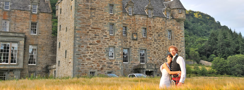 Wedding couple in front of Castle Menzies